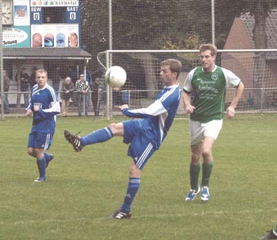 Anschluss ans Mittelfeld erkämpft:  Mit dem 2:1-Heimsieg über den direkten Rivalen SSV Südwinsen erzielte Germania Walsrode (am Ball Eike Grünhagen) einen wichtigen Sieg im Bezirksliga-Abstiegskampf.