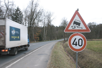 Im Schleichtempo: Weil die Fahrbahnausbesserung schiefging, dürfen Autofahrer zwischen Honerdingen und Uetzingen bis Mai kommenden Jahres nicht schneller als 40 Kilometer pro Stunde fahren.