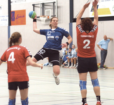 Thema Höhenflug erledigt:  Nach der neuerlichen Pleite in der Handball-Oberliga am Wochenende beim HV Lüneburg rutschen die Handball-Damen der HSG Heidmnark (am Ball Gesine Gehrke) auf Rang sechs ab.