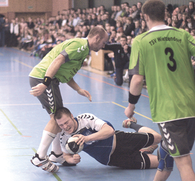 Harter Abstiegskampf:  Die HSG Heidmark (am Ball Tobias Siemsglüß) steht vor einem schweren Auswärtsspiel in der Verbandsliga bei der heimstarken SGH  Rosengarten.