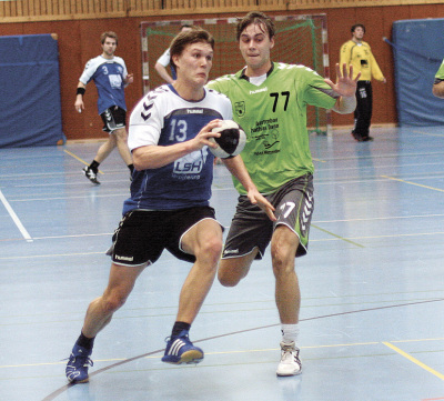 Wichtige Partie:  Die Verbandsliga-Handballer der HSG Heidmark (Bild: Frederic Grobe am Ball) stehen im Heimspiel gegen den MTV Braunschweig unter Druck – gegen den Tabellennachbarn ist ein Sieg Pflicht.