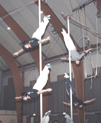Helden ohne Höhenangst:  Die Bejing Acrobats, das derzeit wohl beste Akrobatik-Ensemble Chinas, bei den Proben in der Krelinger Glaubenshalle.