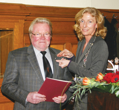 Hohe Auszeichnung: Werner Riekers erhielt aus den Händen von Walsrodes Bürgermeisterin Silke Lorenz die niedersächsische Landesmedaille für vorbildliche Dienste um den Nächsten.