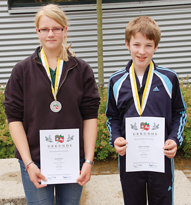  Große Freude:   Jana Küster (SV Vethem) und Robin van Dam (SSV Hamwiede) erzielten in ihren jeweiligen Altersklassen Podiumsplätze bei der Landesmeisterschaft mit der mehrschüssigen Luftpistole. 