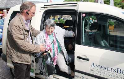 Angebot wird gut angenommen:  Viele Senioren wie Anny Wegener aus Schneeheide (Bild) nutzen das Anruf-Sammel-Mobil, um günstig und flexibel im Walsroder Stadtgebiet von A nach B zu kommen.