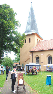 Klönschnack an der Kirche: Haupttreffpunkt beim Entdeckertag in Schwarmstedt war die St.-Laurentius-Kirche. Unterschiedlichste Live-Musik wie etwa von der Drehorgel sowie ein Trödelmarkt prägten den Platz rund um das historische Gebäude.