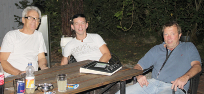 Interviews mit Zeitzeugen: Filmemacher Michael Prüsehoff (Mitte) besuchte kürzlich Rainer Ehrsam (links) und Thomas Gross, die zahlreiche Materialien für Prüsehoffs Film bereitstellen.