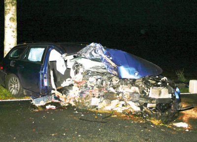 Völlig zerstört: Nach dem Unfall auf der B 440 bei Kroge konnten sich der Fahrer und zwei weitere Männer selbst aus dem BMW befreien. Die Beifahrerin hingegen erlitt schwere Verletzungen.