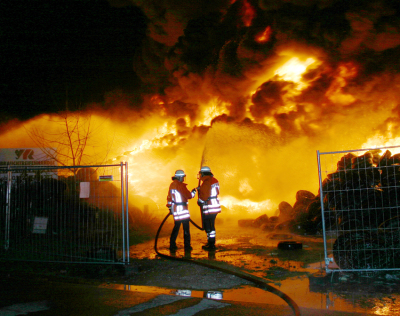 Hohe Schadenssumme: Beim Reifenlagerbrand im Buchholzer Gewerbegebiet sind 500 Tonnen Altreifen verbrannt. Nun soll ein Gericht entscheiden, wer die Kosten trägt.
