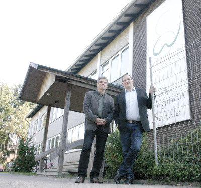 Zukunft vor Augen: Jürgen Sonneck (links) und Lars Böttcher von der Ita Wegman Schule wollen bis Mitte 2012 auch das frühere Ärztehaus sanieren lassen haben – und hübscher soll das Gebäude ebenfalls werden.