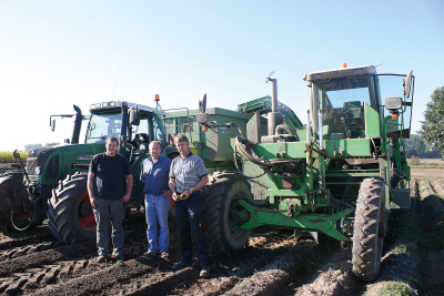 In diesem Jahr sind die Kartoffeln besonders groß: Landwirt Hans-Georg Meyer (Mitte) und seine Mitarbeiter Tobias Eitzmann (links) und Frank Harries vor dem Roder.