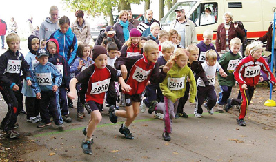 Nachwuchs mit Begeisterung dabei:  Am 6. Boitzer Herbstlauf nahmen rund 130 Aktive teil – der Lauf über 800 Meter (Startbild) wurde von Kindern des MTV Bispingen dominiert.