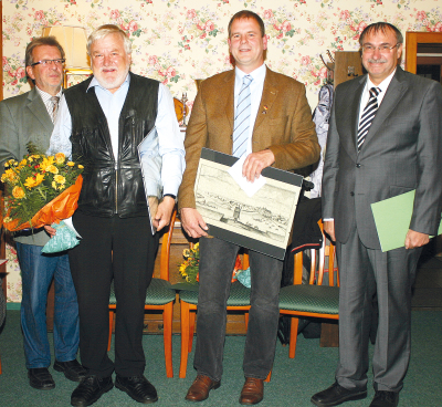 20 Jahre Mitarbeit im Rat der Gemeinde Hodenhagen: Uwe Wrieden (rechts) und Karl Gerhard Tamke (links) zeichneten Hans Söhnholz (2. von links) und Hans-Georg Brand aus.