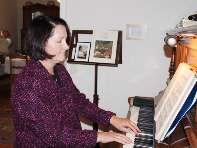 „Musik ist Teil meines Lebens“, sagt Sigrid Vierck und spielt an ihrem Klavier ein Stück von Wolfgang Amadeus Mozart. Die Äbtissin hat auch eine Gesangsausbildung gemacht.