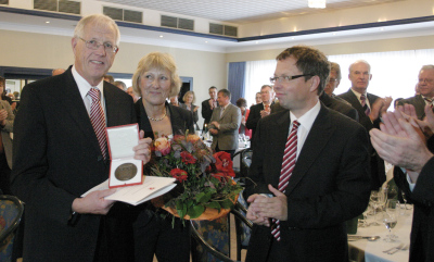 motionaler Moment: Ein wenig gezeichnet von seinen Gefühlen nimmt Hans-Wilhelm Frische (links) die Ehrenbürger-Medaille von Nachfolger Björn Gehrs in Empfang. Frisches Ehefrau Gundula freut sich mit ihrem Mann. 