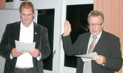 (Ein-)schwören für fünf Jahre: Karl Gerhard Tamke (rechts) leistete am Donnerstagabend seinen Amtseid neben seinem Stellvertreter Hans-Georg Brand als Bürgermeister Hodenhagens ab. Gleichzeitig schwörte Tamke die Ratsmitglieder ein, ihn mehr zu unterstützen.