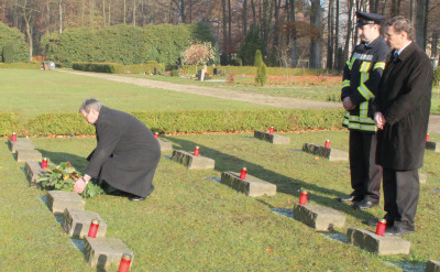 Gedenken Am Volkstrauertag: Der Bomlitzer Bürgermeister Michael Lebid legt auf dem Kriegsgräberfriedhof einen Kranz nieder.