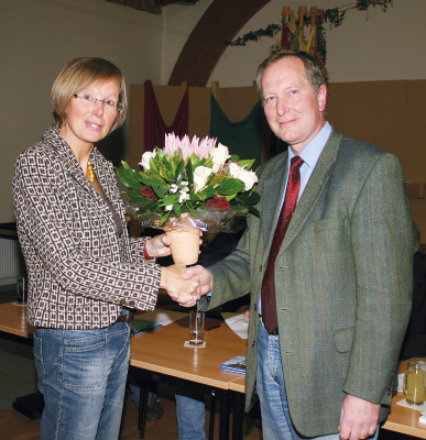 Einstimmig zum Bürgermeister gewählt: Joachim Schoth nahm die Glückwünsche und einen Blumenstrauß von seiner Amtsvorgängerin Julia Rühmkorf entgegen. Dann verabschiedete er unter anderem die ehemalige Bürgermeisterin mit einem Gutschein für ein Bild und einem edlen Wein.