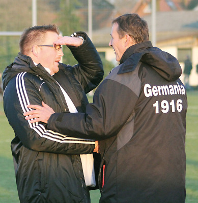  „Jetzt sind wir auf Augenhöhe!“ Essels Trainer Stefan Müller (l.) und Germanen-Coach Bodo Bosselmann fachsimpeln nach dem Derby.