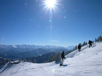 Winter-Reise nach Bayern:  So wie hier sich die Skifahrer auf dem Brauneck vergnügen, kann es bald auch die Gewinner oder die Gewinnerin der WZ-Abo-Reise nebst Begleitung erleben.  Foto: Tölzer Land Tourismus