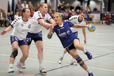 Entschlossener Blick und voller Einsatz:  Urte Jäh (am Ball) führte den kampfstarken Auftritt der HSG Heidmark-Damen in der Handball-Oberliga  mit acht Treffern gegen den MPE Celle an.