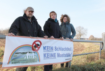 Plakative Überzeugungsarbeit: Ines Brandes, Doris Evers und Herwig zum Berge (von rechts) gehören der Bürgerinitiative an, die sich gegen den Bau von Mastställen zur Wehr setzt.