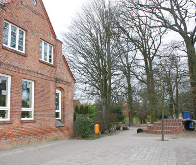 Das Objekt der Begierde: Die Grundschule Hodenhagen würde ihr Außengelände gerne um eine Fläche unter den Eichen in Alt-Riethagen (im Hintergrund) erweitern.