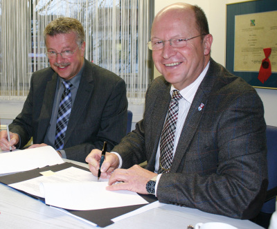 Neuen Vertrag unterzeichnet: Der Vorsitzende des Sportvereins Eintracht Bad Fallingbostel, Wolfgang Börner (links), und Bad Fallingbostels Bürgermeister Rainer Schmuck signierten den bis 2025 datierten neuen Nutzungsvertrag für das Heidmark-Stadion.