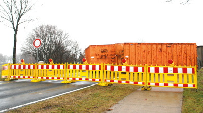 Fehlt nur noch Stacheldraht: Die Bahn ließ an dem Bahnübergang an der Kreisstraße 105 vier Baucontainer aufstellen, weil einige Autofahrer verbotenerweise die ursprüngliche Absperrung einfach beiseite geräumt hatten.