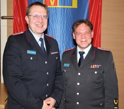 Zu Abschnittsbrandmeistern befördert wurden Hartmut Staschinski (Bockhorn, links) und Thomas Ruß (Munster).