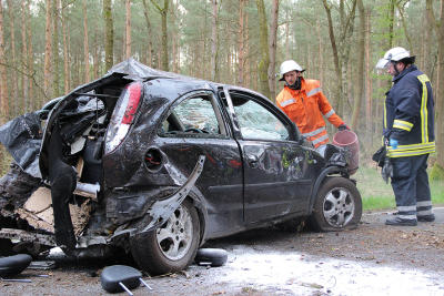 Schwerer Unfall: Drei 19- und 22-jährige Männer aus Bierde und Böhme kamen gestern in diesem Opel Corsa auf der Landesstraße 159 bei Bierde ums Leben.