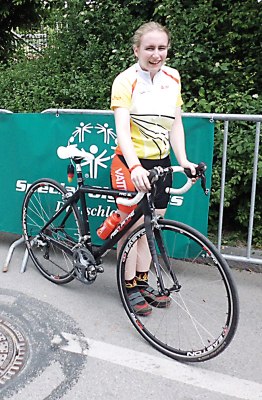 Keine Angst bei der  Jagd über den Asphalt: Erst vor einem Jahr hat Phillipa Bartels von den Eltern ein Rennrad geschenkt bekommen, jetzt hat die geistig behinderte 21-Jährige bei den Special Olympics in München auf Anhieb zwei Silbermedaillen und einmal Bronze in den Straßenrennen und dem Zeitfahren geholt. 