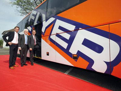 Die neuen Busse sind schon da: Flyer-Geschäftsführer Svensen P. Rossmann (links) mit Hannovers Bürgermeister Bernd Strauch und Staatssekretär Dr. Oliver Liersch (rechts) vom Niedersächsischen Wirtschaftsministerium.
