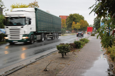 Viel los auf der Bundesstraße 214: Der Verkehr auf der  Hauptduchfahrtsstraße in Schwarmstedt wird immer mehr zum Problem für die Anwohner – eine Ortsumgehung könnte Abhilfe schaffen.