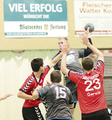 Wie aus einem Guss: Rückraum-„Riese“ Ole Diringer (beim Wurf) führte die A-Jugend der HSG Heidmark mit 15 Treffern zum 42:32-Heimsieg gegen den ASV Hamm. Es war der zweite Erfolg in der Jugend-Bundesliga für den Aufseiger.