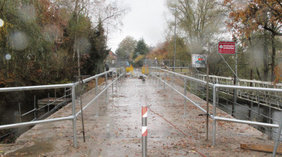 Ahnsehnliches Provisorium: Mehrere Tausend Euro investierte die Kommune in ein Konstrukt, das dafür sorgt, dass Fußgänger und Radfahrer die „Lange Brücke“ in Dorfmark wieder nutzen können.