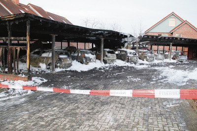 Brandserie: In diesem Gemeinschafts-Carport in Bad Fallingbostel, Edith-Stein-Weg, gingen in der Nacht zu Freitag sieben Autos in Flammen auf, ein weiteres wurde auf einem benachbarten Parkplatz  beschädigt. 