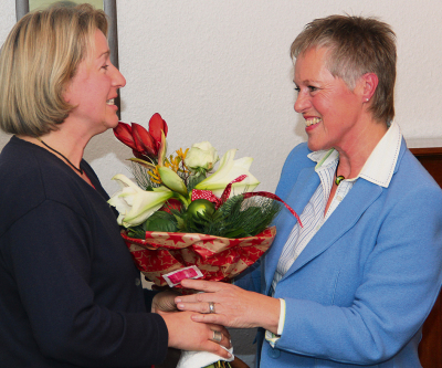 Blumen zum Abschied: Die zweite Vorsitzende des Verkehrsvereins Samtgemeinde Ahlden, Rina Bube, dankte Elisabeth von Hörsten (rechts) für ihr langjähriges Engagement.