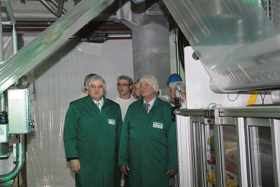Unter Folie: Der Geschäftsführer von Wipak Walsrode, Franz-Peter Rott (vorn, links), begutachtet zusammen mit Konzernchef Antti Aarnio-Wihuri (vorn, rechts) die neue wassergekühlte Blasfolienanlage.