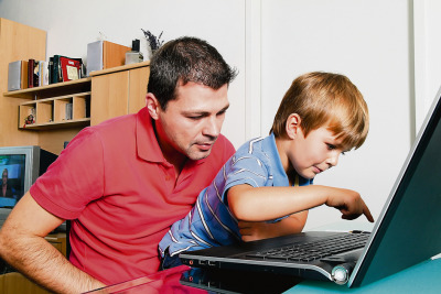 Hinschauen: Eltern sollten ihren Kindern bei der Internetnutzung hilfreich zur Seite stehen und zudem einen Kinder- und Jugendschutz aktivieren. Foto: bilderbox.de