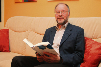 Zeit zum Lesen: Pastor Friedel Fischer wird morgen in Bad Fallingbostel offiziell in den Ruhestand verabschiedet.