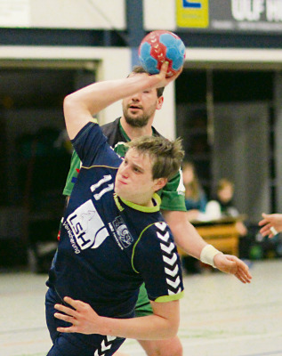  Wegweisend: Die Handballer der HSG Heidmark (Bild: Benjamin Skornia am Ball) spielen am Sonntag gegen Spitzenreiter HV Barsinghausen.