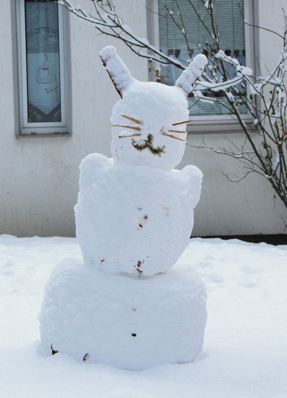 Osterhase aus Schnee: In Benefeld zeigten sich „Schneekünstler“ besonders kreativ – mit einem kleinen Seitenhieb in Richtung Petrus, dass doch Schnee zu Ostern eigentlich nicht wirklich passt.