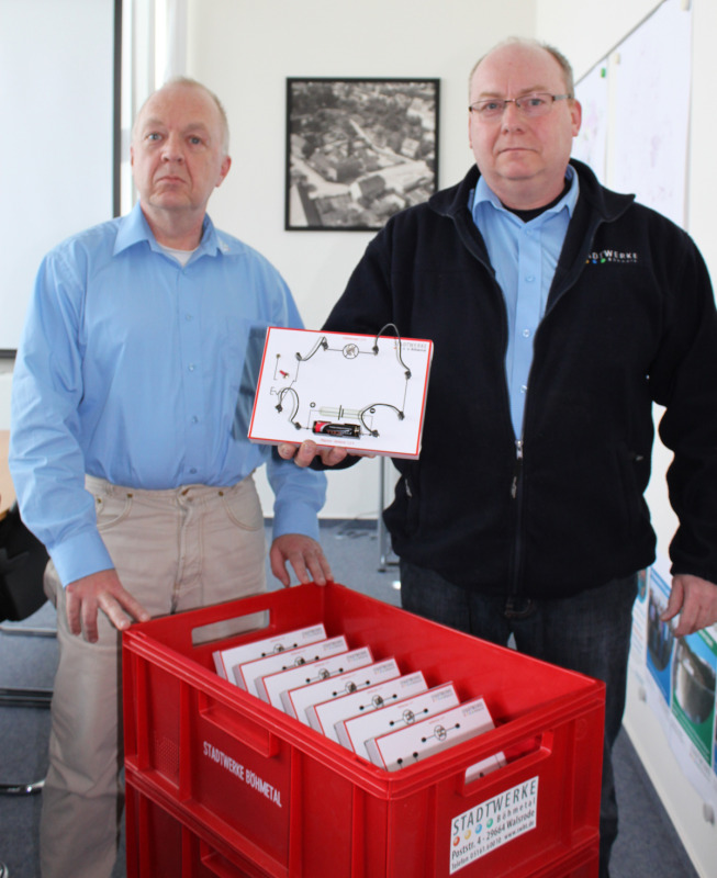 Matthias Kerl (links) gibt Informationen zu den von Frank Kilian (rechts) selbst gebauten Experimentierboxen für die Kindergärten. Die Boxen können bei den Stadtwerken Böhmetal ausgeliehen werden.