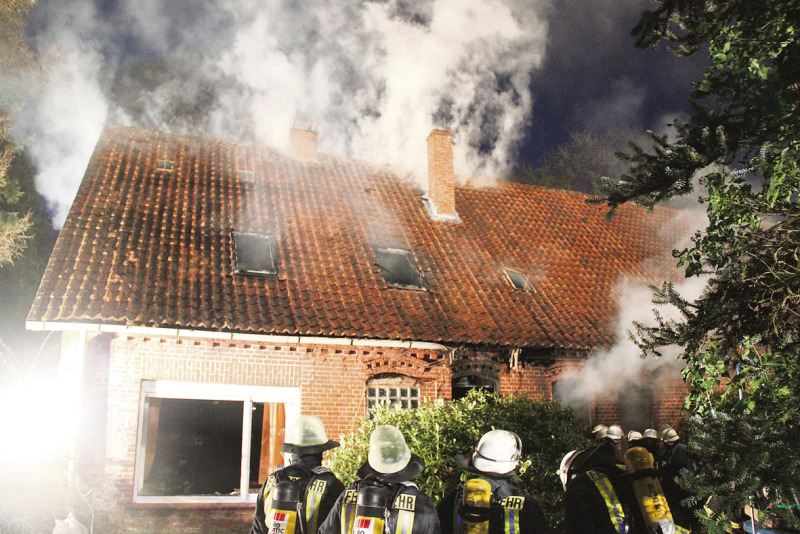 Ein Raub der Flammen: Ein Achtjähriger konnte trotz des schnellen Eingreifens der Feuerwehr nur noch tot aus dem Gebäude gerettet werden.