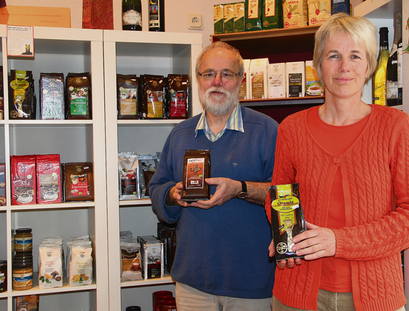 Einsatz für fairen Handel: Charlotte Schließauf und Hans-Heinrich Köhnecke vom Weltladen in Walsrode schwören auf Fairtrade-Kaffee und präsentieren ihre Lieblingssorten – Oronia aus Äthiopien beziehungsweise Café Plus, einen Mischkaffee aus verschiedenen Ländern.