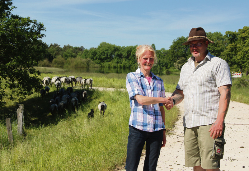 Hilfe von einer Unbekannten: Schäfer Thomas Morische und Dr. Antje Oldenburg lernten sich erst beim Ortstermin in Hodenhagen kennen. Die Ahldenerin hat eine Spendenaktion initiiert, damit  sich Morische neue Schafe kaufen kann. 