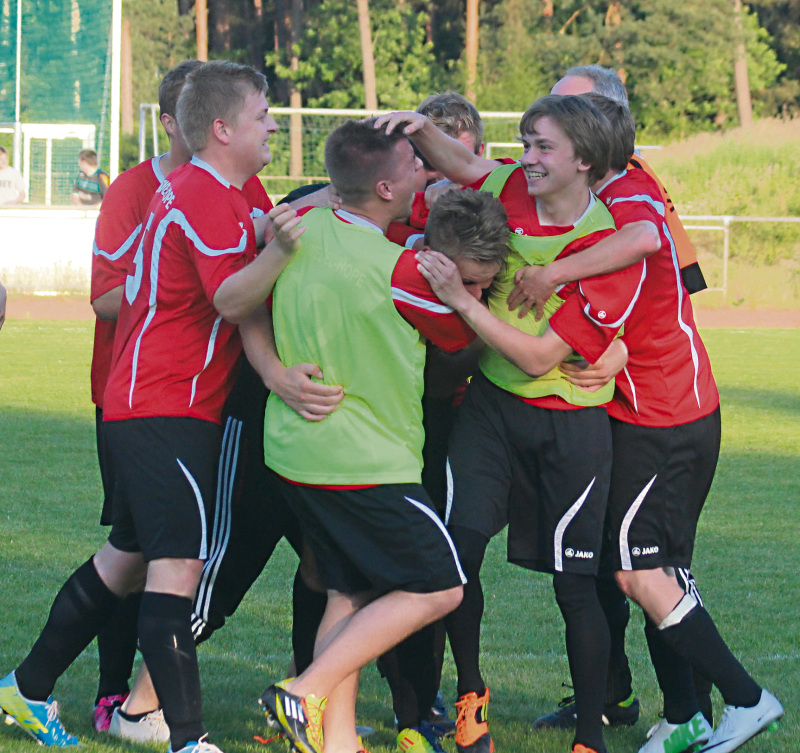 Ausgelassene Freude: Nach dem überraschenden 1:0-Sieg im ersten Relegationsspiel gegen Dicle Celle feierte sich die junge Lindwedeler Mannschaft zu Recht. Am Sonnabend steht in Soltau das entscheidende Spiel um den Aufstieg in die Bezirksliga gegen den FC Este für die „Hoper“ auf  dem Programm.