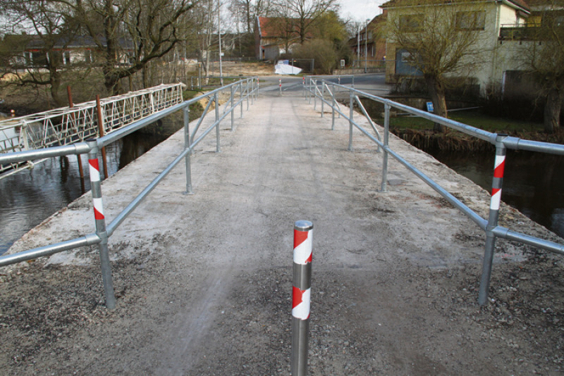 Die „Lange Brücke“ im Dorfmarker Ortskern ist mit provisorischen Schutzgeländern versehen worden und frei für Fußgänger und Radfahrer.