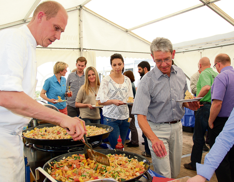 Lecker: Andreas Knoop (links) bereitete das Menü für rund 60 Epurex-Angestellte zu. 